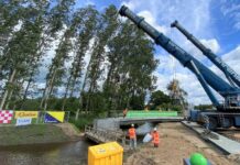 De fietsbrug van cementloos beton in de Nieuwe N69