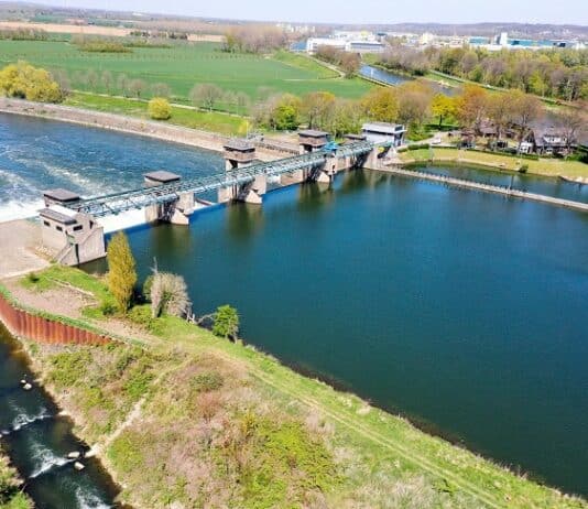 Stuwen in de Maas. Luchtfoto van de stuw bij Borgharen