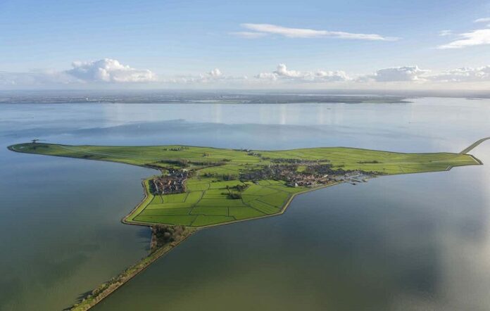 Hof van Marken - dijkversterking - luchtfoto Marken