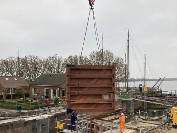 Nieuwe deuren voor de Sassluis in Enkhuizen - foto van het inhangen van een deur