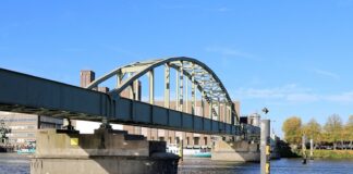 spoorbrug over de Maas - foto van de boogbrug