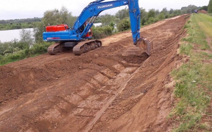 CROW-CUR - foto van grondwerk aan een dijk