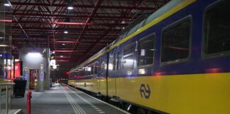 Ov-bedrijven - foto trein langs leeg perron