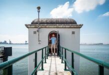 Zeespiegelstijging - foto onderzoeker bij getijdenstation Hoek van Holland