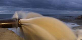 zandsuppletie - persleiding die zand op het strand brengt