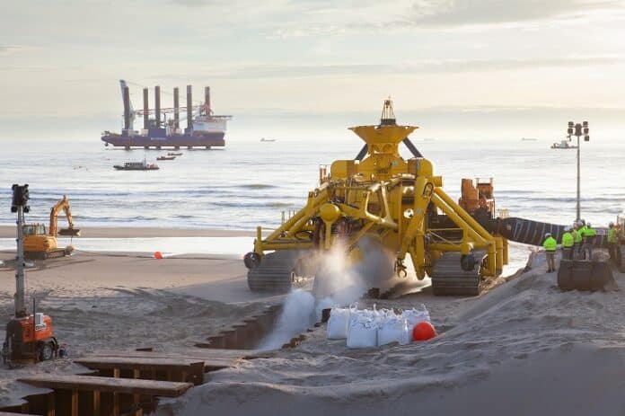 Moonfish begraaft de zeekabel op strand Heemskerk