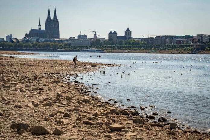 Droogte - foto stadsgezicht met laagstaande rivier