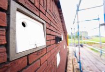 ProRail onderstation in Lunteren met mussenkast in de muur