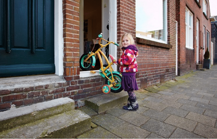 bodemdaling - entree woning in verzakte straat