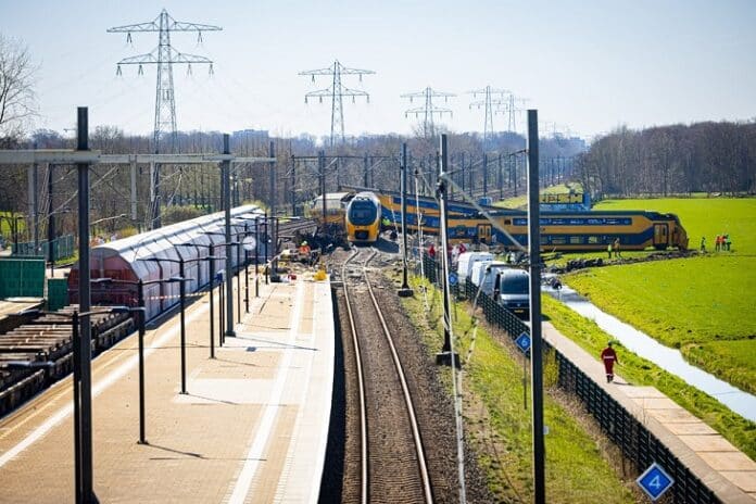 Voorschoten - de locatie van het treinongeval met de beide ramptreinen nog aanwezig