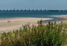 Oosterscheldekering vanaf het strand bij de Veerse Gatdam