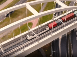 CEF - luchtfoto trein op viaduct over snelweg