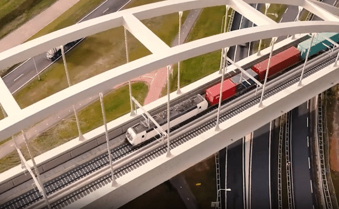 CEF - luchtfoto trein op viaduct over snelweg