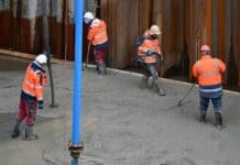 Storten van onderwaterbeton bij de afsluitdijk