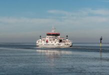 Veerboot naar Ameland vaart uit