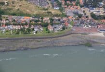 Luchtfoto van de Omringdijk aan de Waddenkant van Vlieland