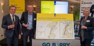 Verbreding A2 - contractpartners Rijkswaterstaat en Boskalis met de minister bij een banner van het project