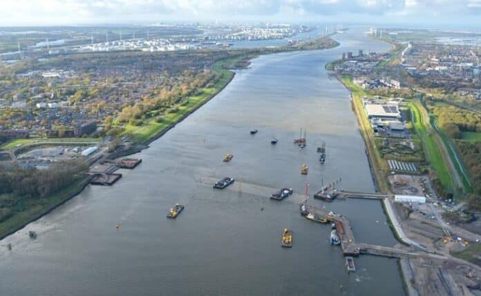 Maasdeltatunnel in aanbouw - afzinken tunneldeel