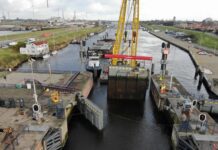 uithijsen sluisdeur Zuidersluis IJmuiden nov 2023