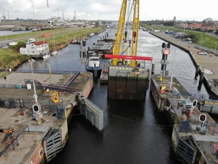 uithijsen sluisdeur Zuidersluis IJmuiden nov 2023