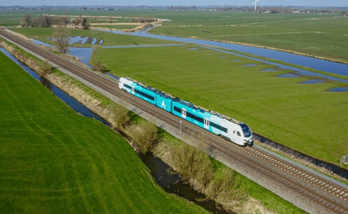 WINK-trein op spoordijk tussen Groningen en Leeuwarden