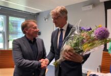 Harry Schuiling krijgt bloemen van de dijkgraaf bij zijn installatie