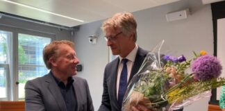 Harry Schuiling krijgt bloemen van de dijkgraaf bij zijn installatie