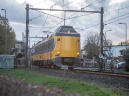 trein in bebouwde kom