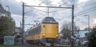 trein in bebouwde kom