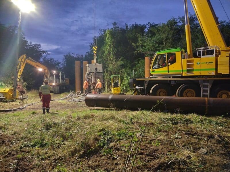 stutpalen voor bergingsponton bij de stuw Borgharen