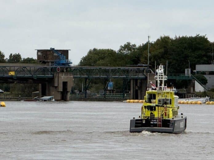 RWS patrouilleschip bij stuw Borgharen