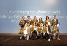 Laureaten van de Waterbouwprijs samen op een podium