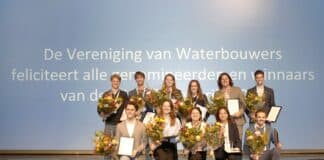 Laureaten van de Waterbouwprijs samen op een podium