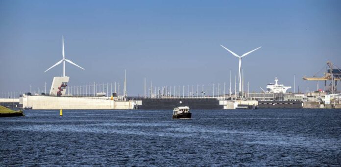 Zeesluis IJmuiden vanaf-het-noordzeekanaal