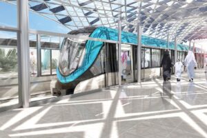 render van de nieuwe metro in Ryad, Daudi-Arabië. Metrotreinstel langs perron waarop enkele mensen lopen