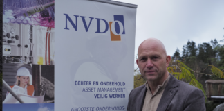 NVDO-voorzitter Ronald Wever poseert voor banner met NVDO-logo op buitelocatie