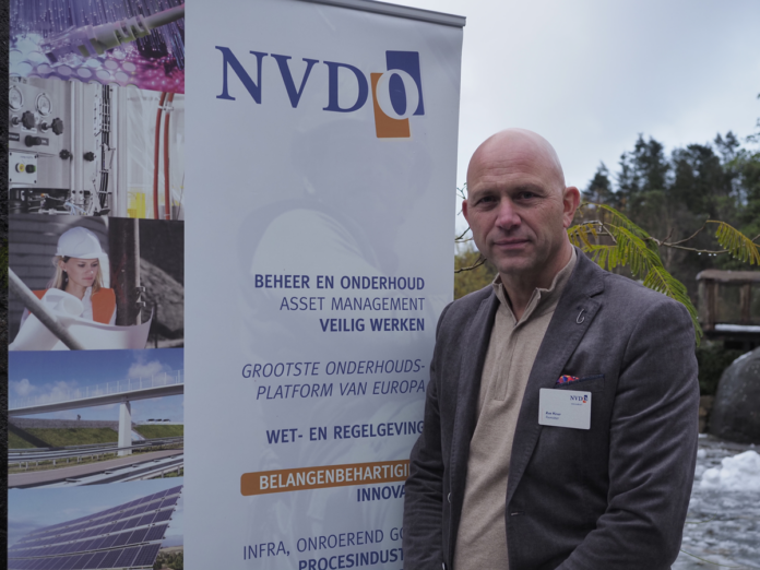 NVDO-voorzitter Ronald Wever poseert voor banner met NVDO-logo op buitelocatie