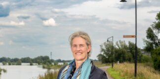 Dijkgraaf Tanja Cuppen van Waterschap Rivierenland poseert buiten in een rivierlandschap